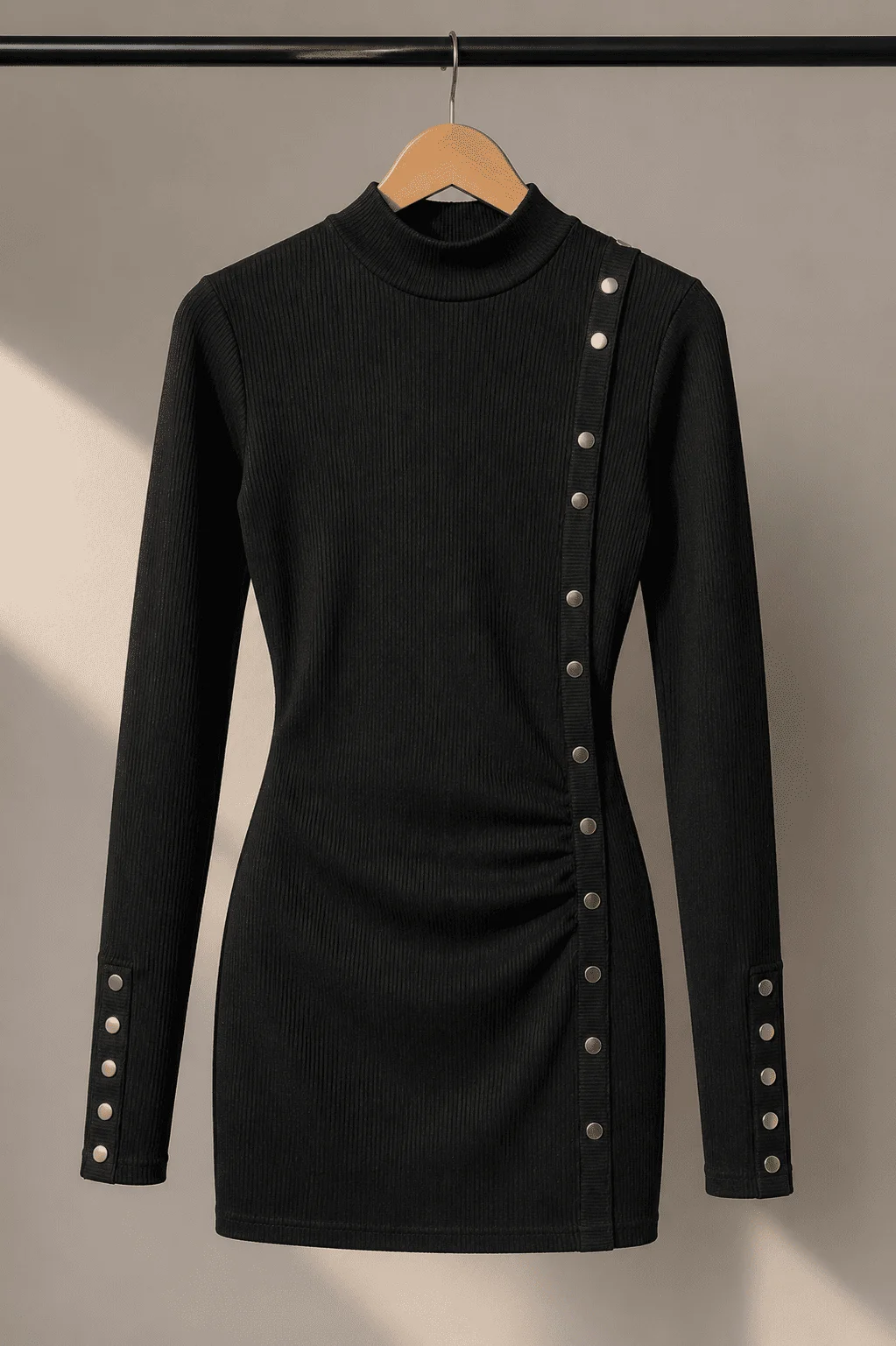 Vestido Canelado Premium Preto com Botões Dourados
