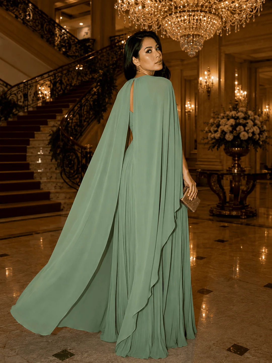 Vestido Longo Plissado Verde Sálvia com Capa Elegance